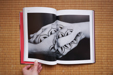 画像をギャラリービューアに読み込む, Shirin Neshat
