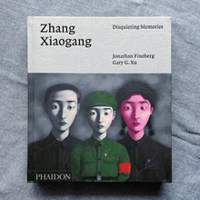 画像をギャラリービューアに読み込む, Zhang Xiaogang: Disquieting Memories
